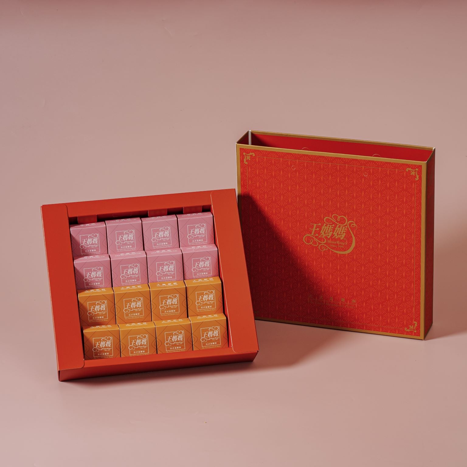 Two Flavors Gift box(Authentic Pineapple Cake+Salted Egg Yolk Cake) - 16 pcs